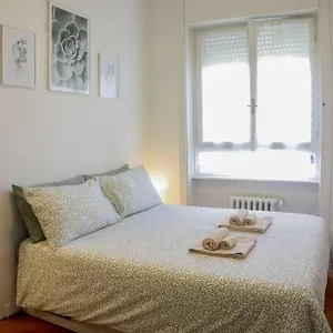 Appartamento House - 20 Min From Center, Free Wifi And Private Parking, Milano